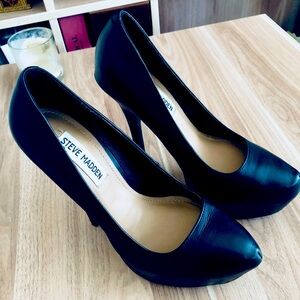 Steve Madden High Heel Platform Pumps.
Wore once. Size 7.
Like new condition.